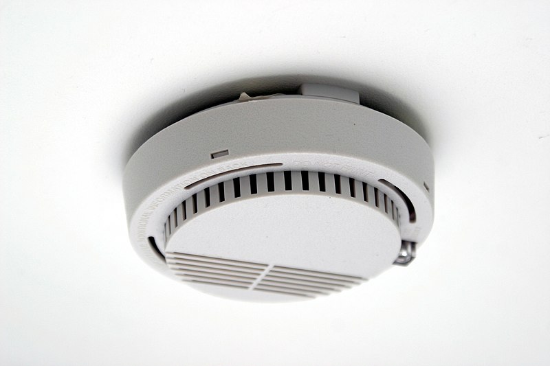 Replacing battery in smoke alarm detector